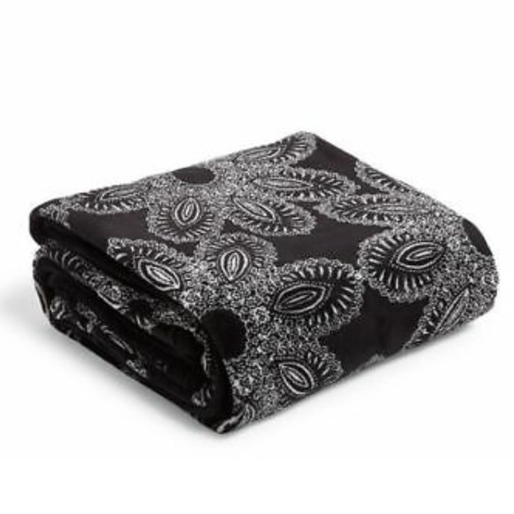 Vera Bradley Other - Vera Bradley throw blanket blanco bouquette